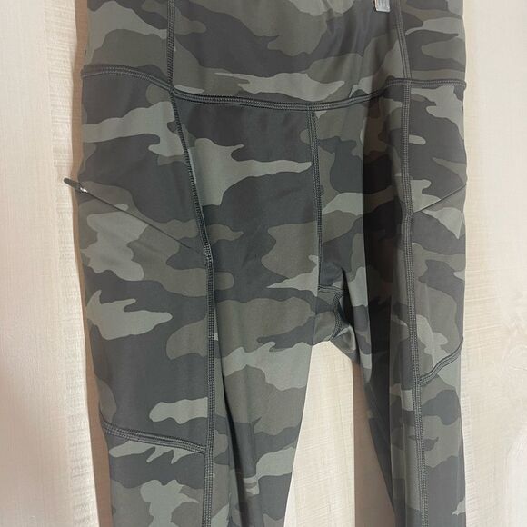 Athleta camo contender 7/8 tights leggings, size small - Picture 7 of 10